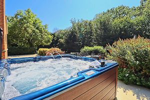 Hot tub- click for photo gallery